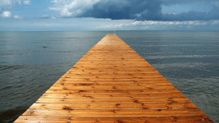 1584233 bastad strand med brygga